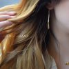 ハワイアンジュエリー K18 18金 イエローゴールド ポストピアス フローイングバー スイング 女性装着画像2